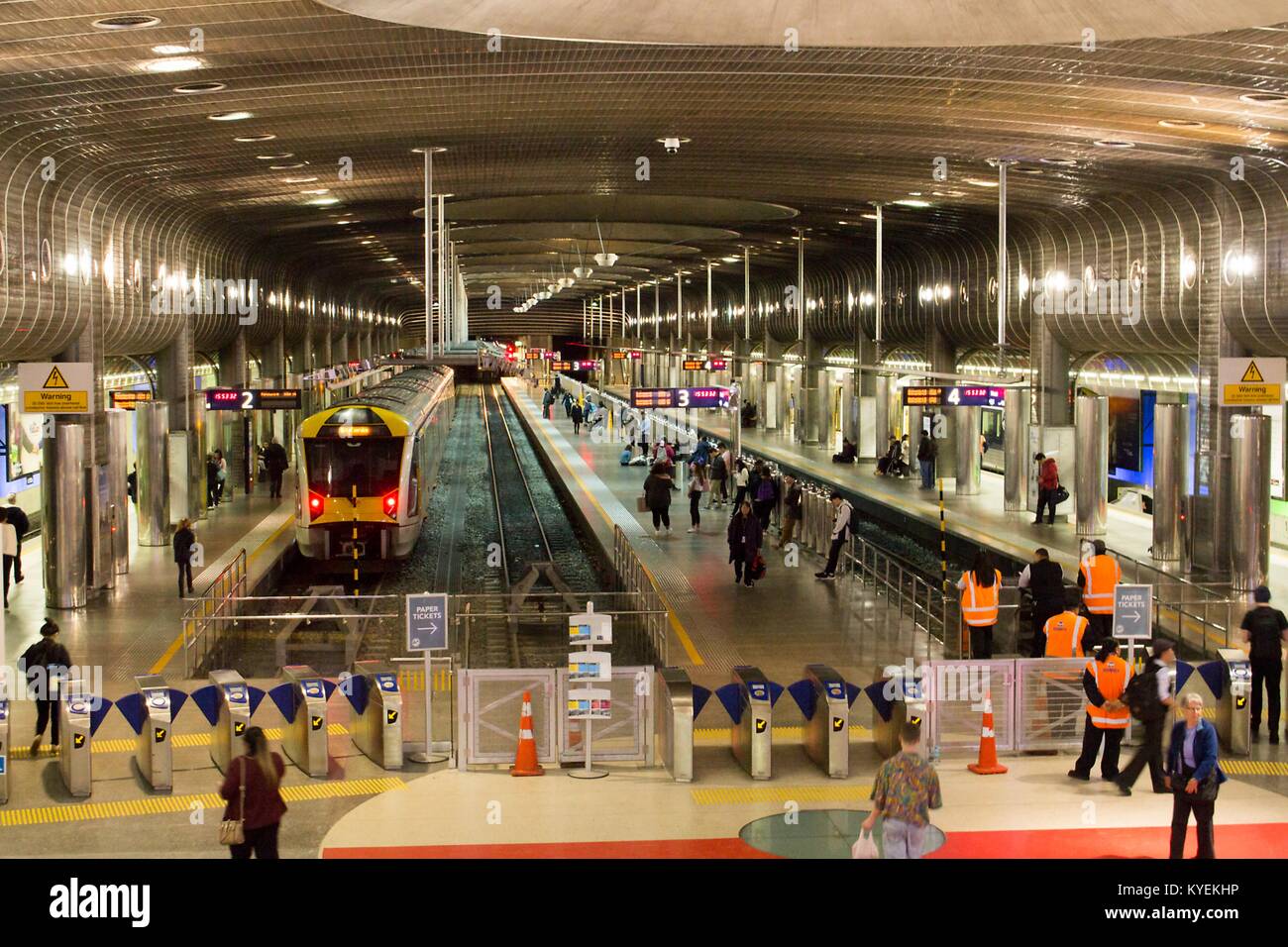 Menschen gehen durch Drehkreuze und an Bord der Züge am Britomart Bahnhof, der Hauptbahnhof von Auckland, Neuseeland, 10. Oktober 2017 vorzubereiten. () Stockfoto