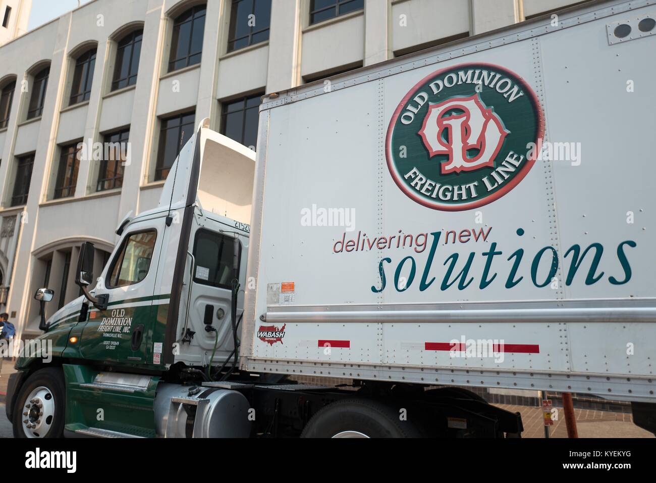 Alte Herrschaft Freight Lines Traktoren Anhänger Lkw in der Südlich der Market (SOMA) Nachbarschaft von San Francisco, Kalifornien, 13. Oktober 2017. () Stockfoto