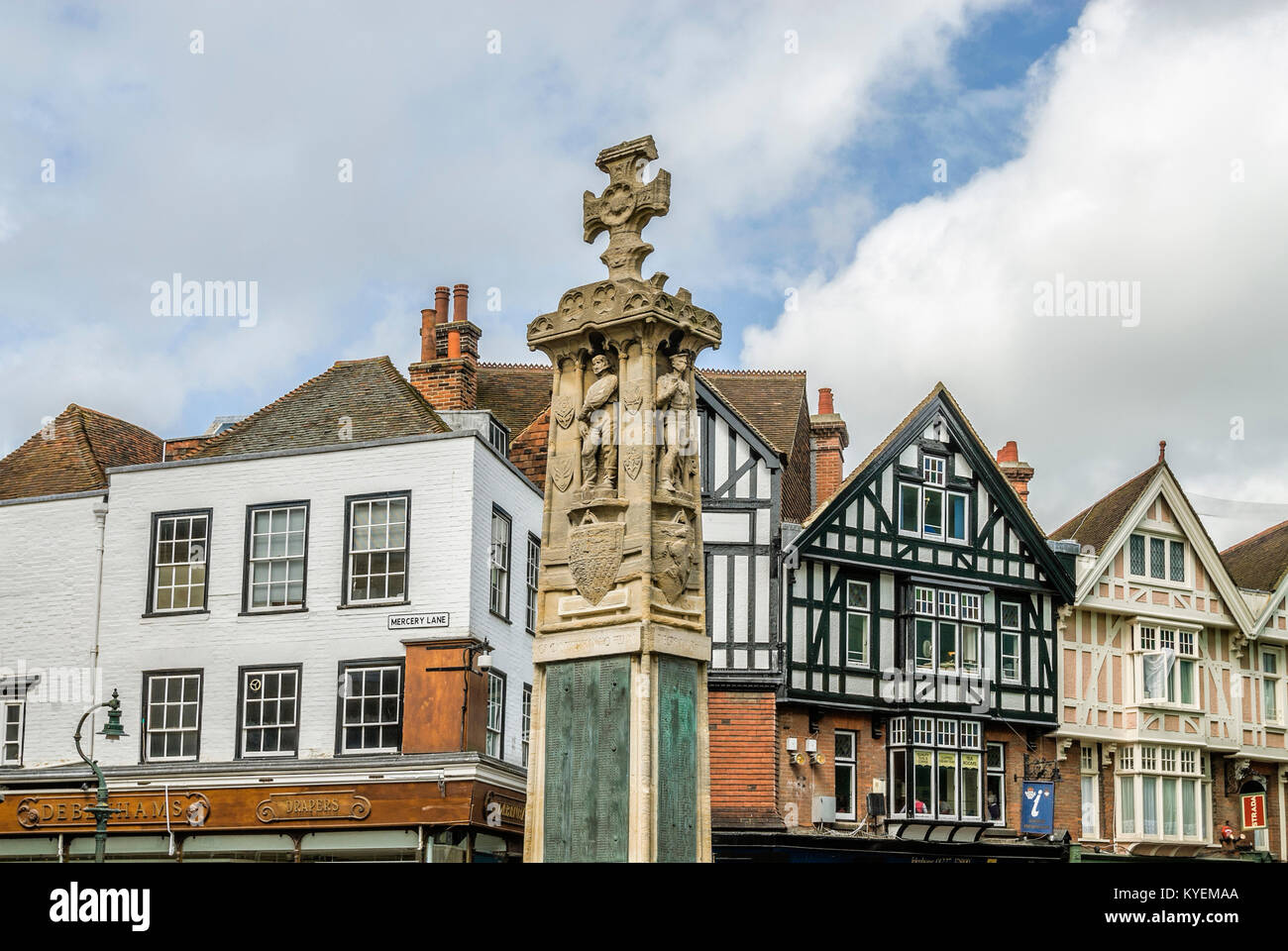 Kriegsdenkmal und historische Gebäude am Buttermarkt in der Altstadt von Canterbury, in der Grafschaft Kent, Südostengland Stockfoto