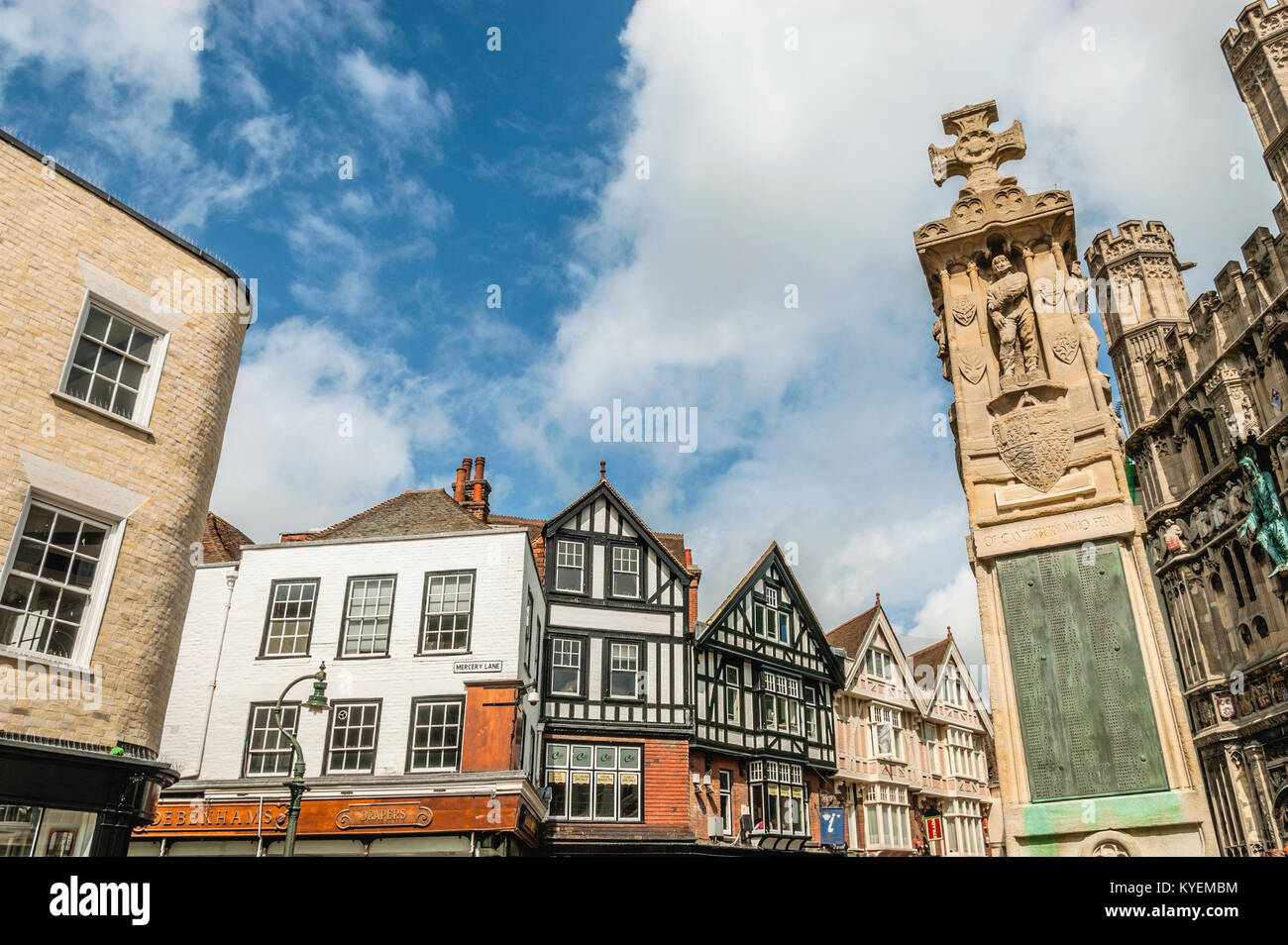 Kriegsdenkmal und historische Gebäude am Buttermarkt in Canterbury, Kent, England Stockfoto