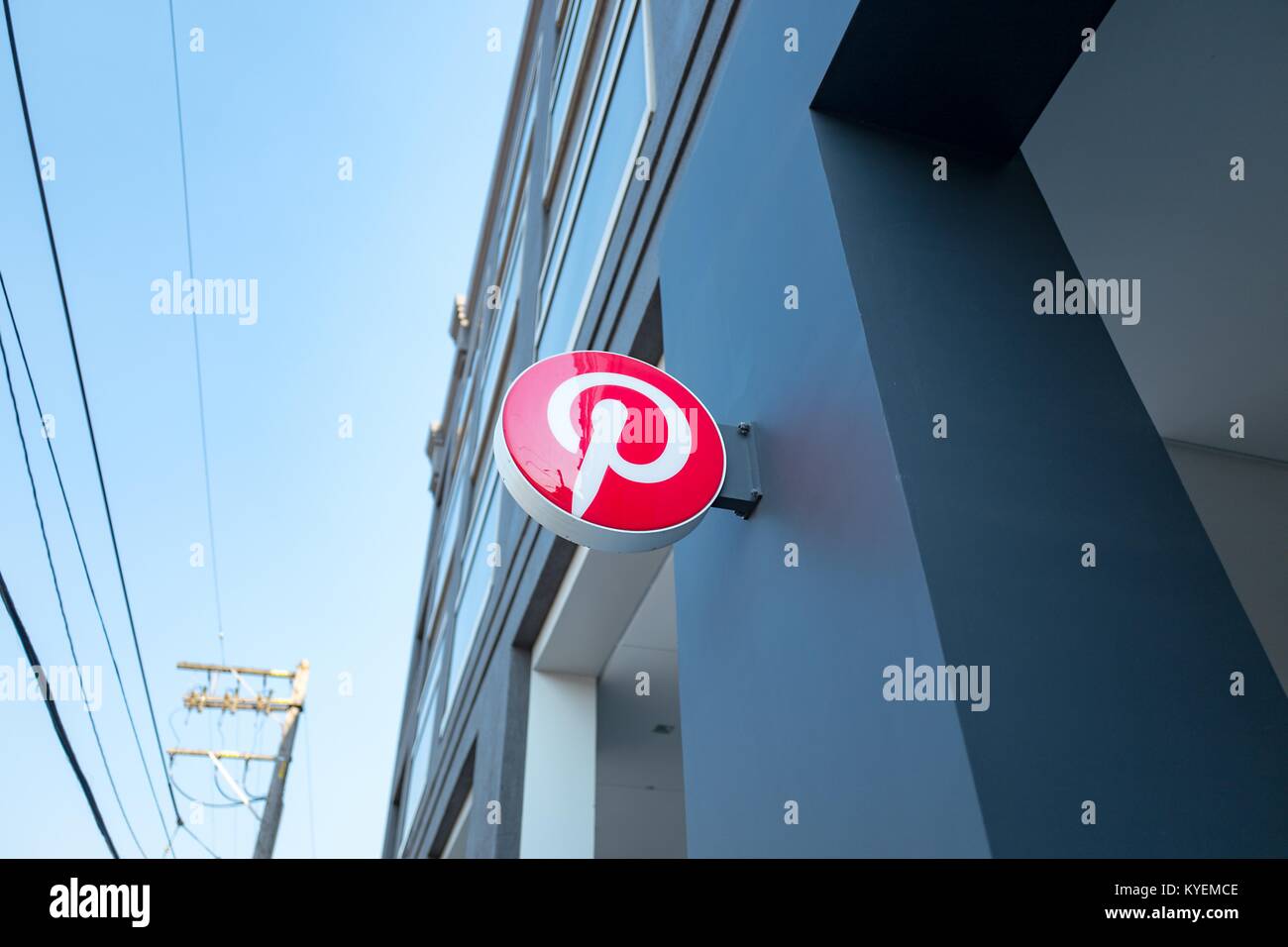 Schild mit Logo am Hauptsitz von Social Media Unternehmen Pinterest im südlich der Market (SOMA) Nachbarschaft von San Francisco, Kalifornien, 13. Oktober 2017. SoMa ist für eine der höchsten Konzentrationen von Unternehmen und Startups jeder Region weltweit bekannt. () Stockfoto