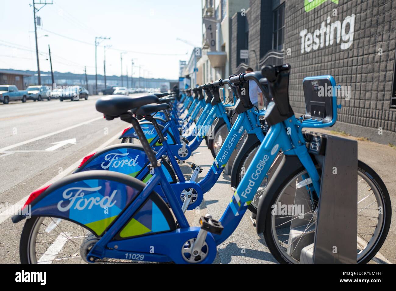 Fahrradständer mit Ford GoBike kurzfristige Vermietung Fahrräder gefüllt für das Pendeln in städtischen Umgebungen verwendet werden, in die Südlich der Market (SOMA) Nachbarschaft von San Francisco, Kalifornien, 13. Oktober 2017. () Stockfoto