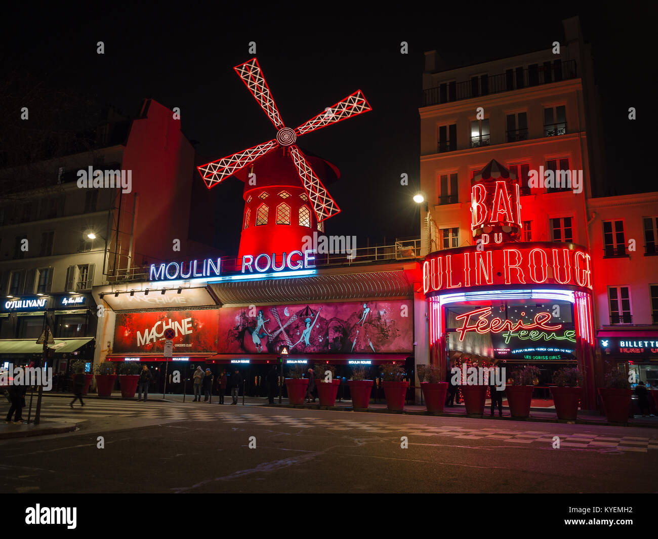 Paris, Frankreich - 7. Januar 2017: Moulin Rouge in der Nacht. Es ist ein berühmtes Kabarett 1889, Position im Viertel Montmartre. Stockfoto