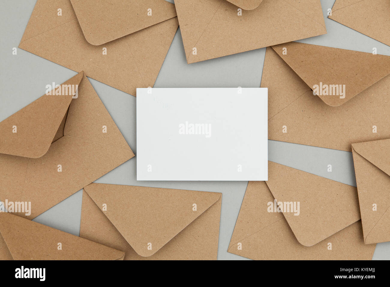 Leere weiße Karte mit Kraftpapier braun Papier Umschlag Vorlage Mock up Stockfoto