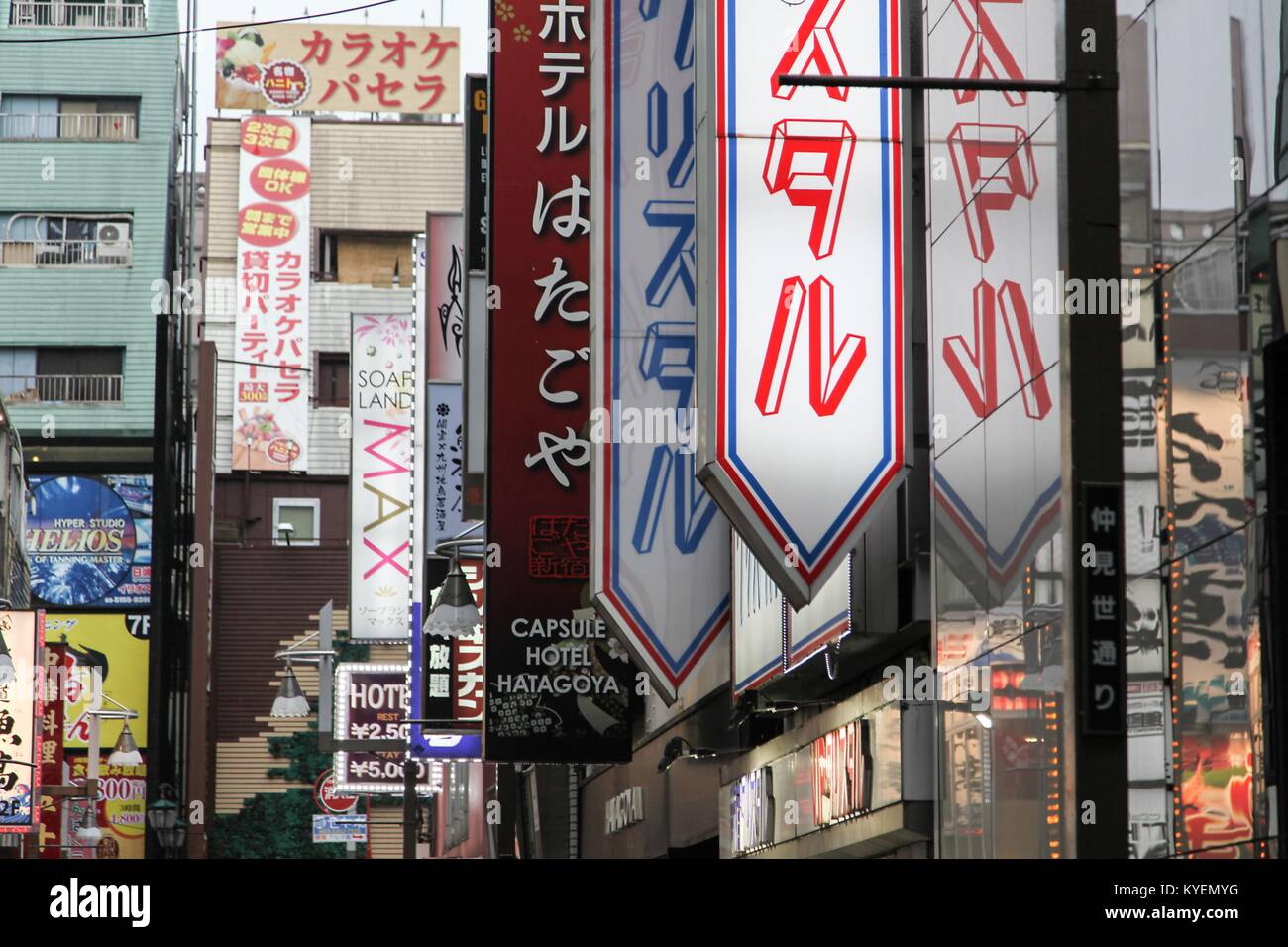 In der Nähe der bunten Zeichen auf Japanisch im Rotlichtviertel Kabukicho, Shinjuku, Tokio, Japan, 16. Oktober 2017. () Stockfoto