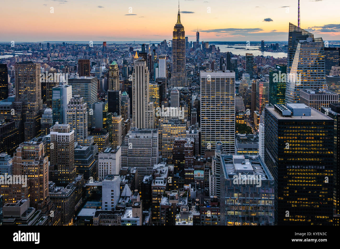 Farben der Skyline bei Sonnenuntergang von der Spitze des Felsens Aussichtsplattform in New York, USA Stockfoto