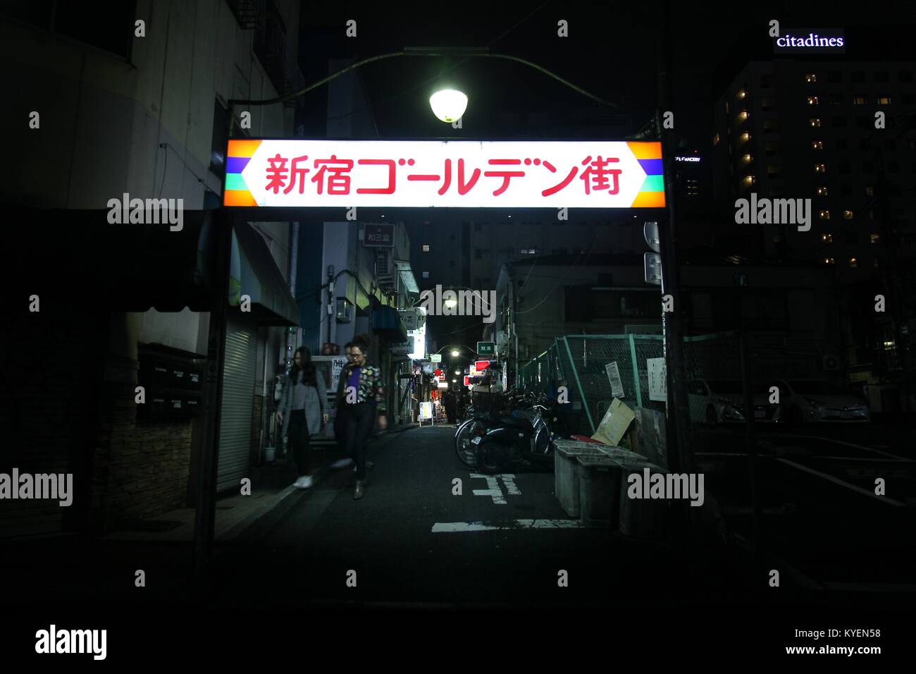 Unterschreiben Sie bei Nacht mit japanischen Schrift im Golden Gai Nachbarschaft von Shinjuku, Tokyo, Japan, ein Bereich für sein pulsierendes Nachtleben und bar Szene bekannt, 24. Oktober 2017. () Stockfoto