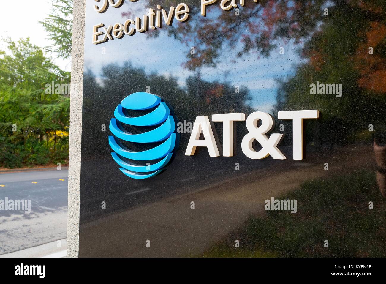 Schild mit Logo auf regionaler Hauptsitz der Telekommunikationsgesellschaft ATT im Bischof Ranch Office Park in San Ramon, Kalifornien, 20. Oktober 2017. () Stockfoto