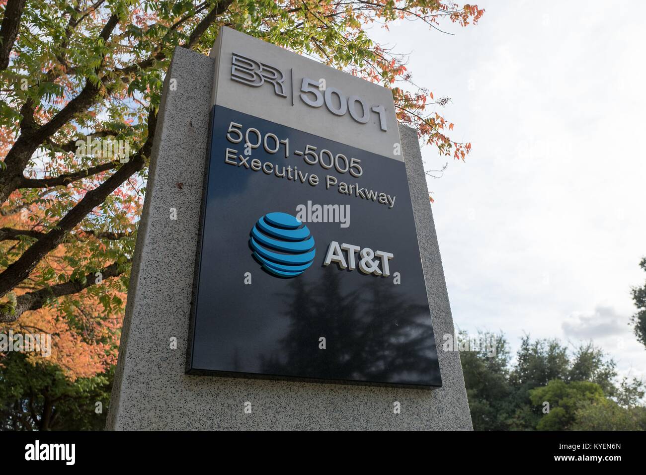 Schild mit Logo auf regionaler Hauptsitz der Telekommunikationsgesellschaft ATT im Bischof Ranch Office Park in San Ramon, Kalifornien, 20. Oktober 2017. () Stockfoto