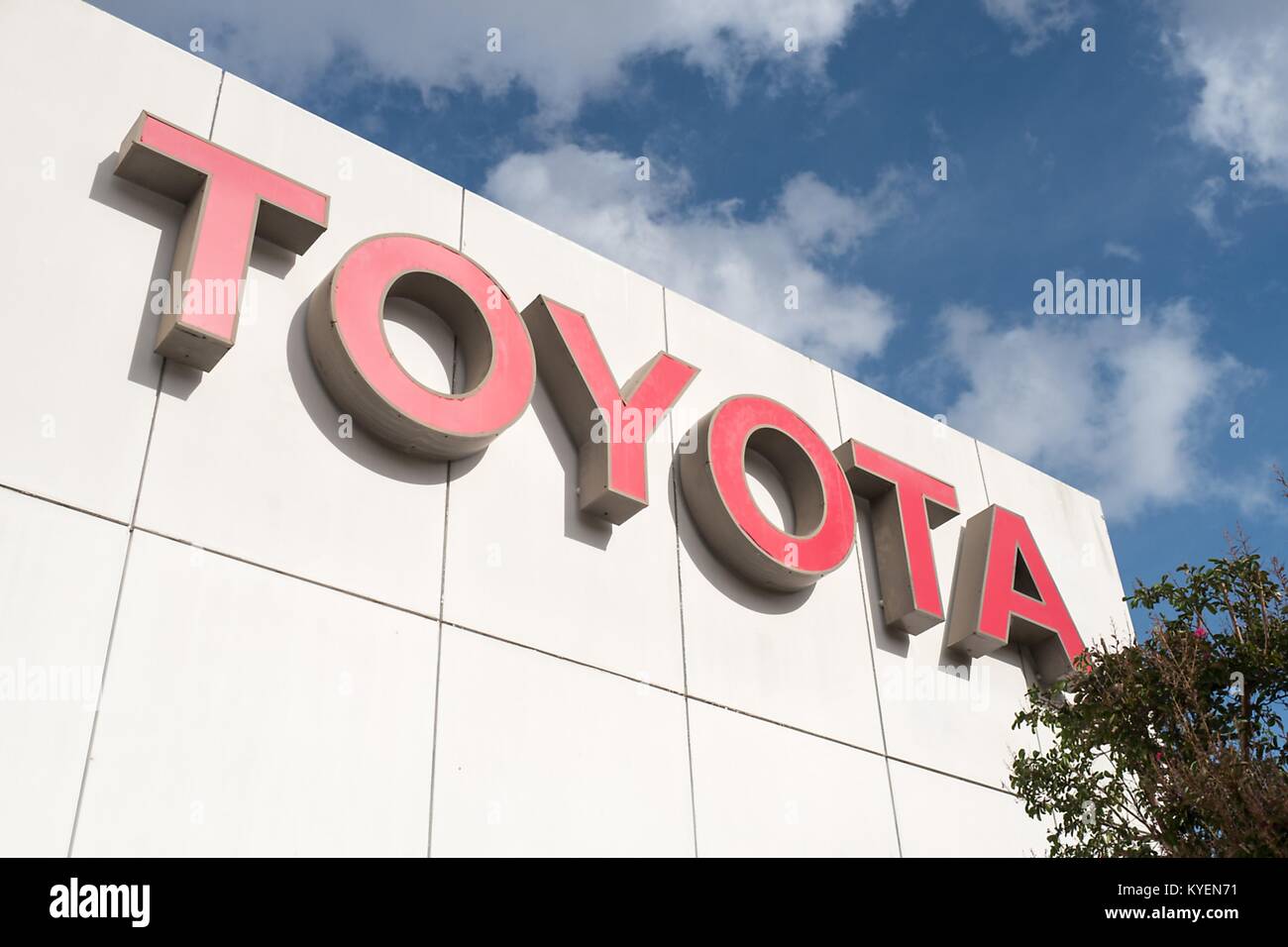 Close-up mit Logo auf der Fassade an der San Francisco regionale Hauptsitz der Automobilhersteller Toyota im Bishop Ranch Office Park in San Ramon, Kalifornien, 20. Oktober 2017. () Stockfoto