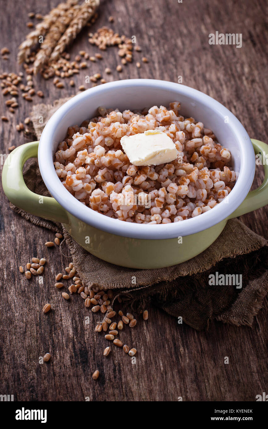 Gerste Porridge mit Butter in grün Topf Stockfotografie - Alamy