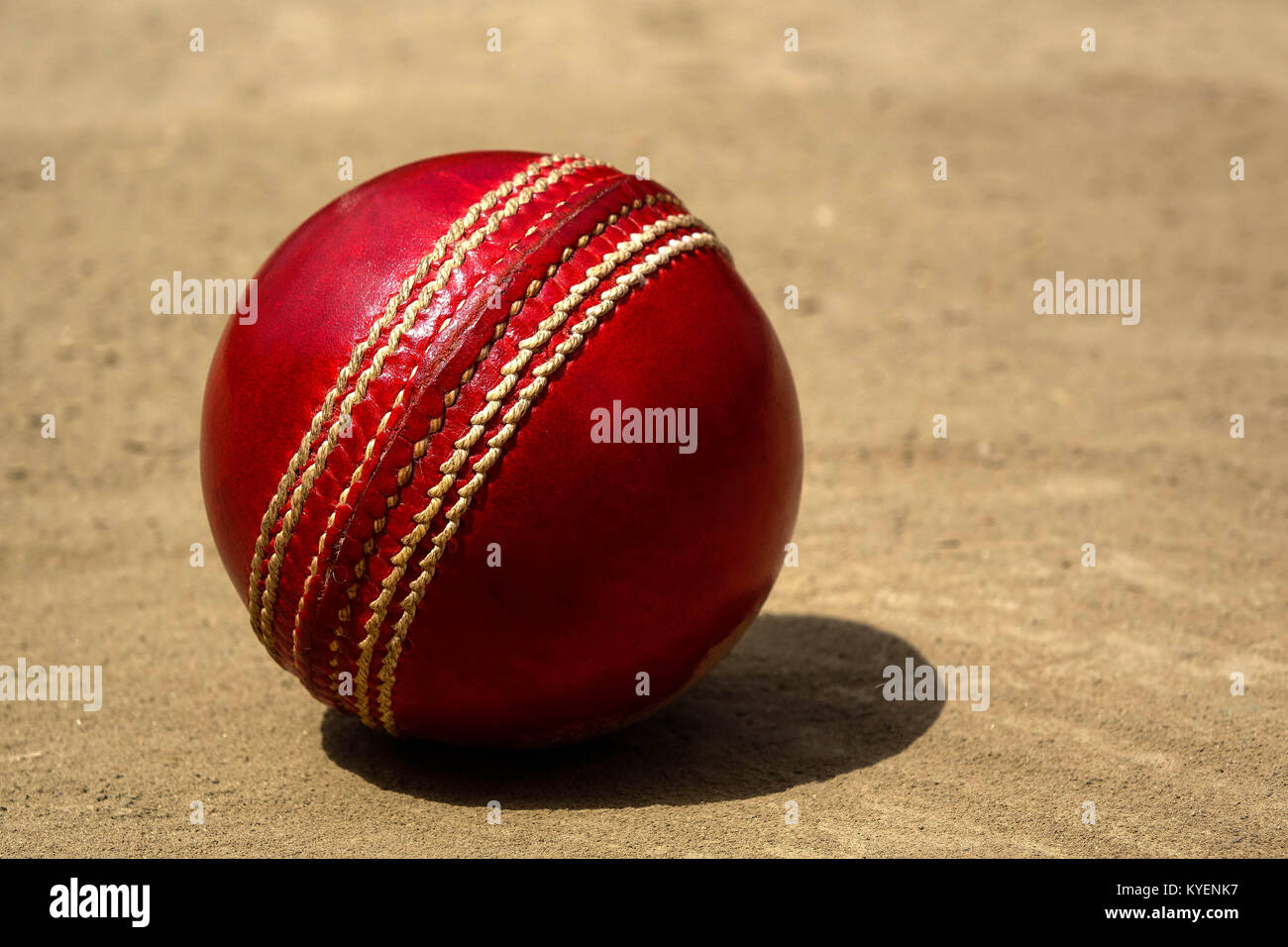 Ein brandneues rot Cricket Ball mit weißen Nähten in der Tonhöhe Stockfoto