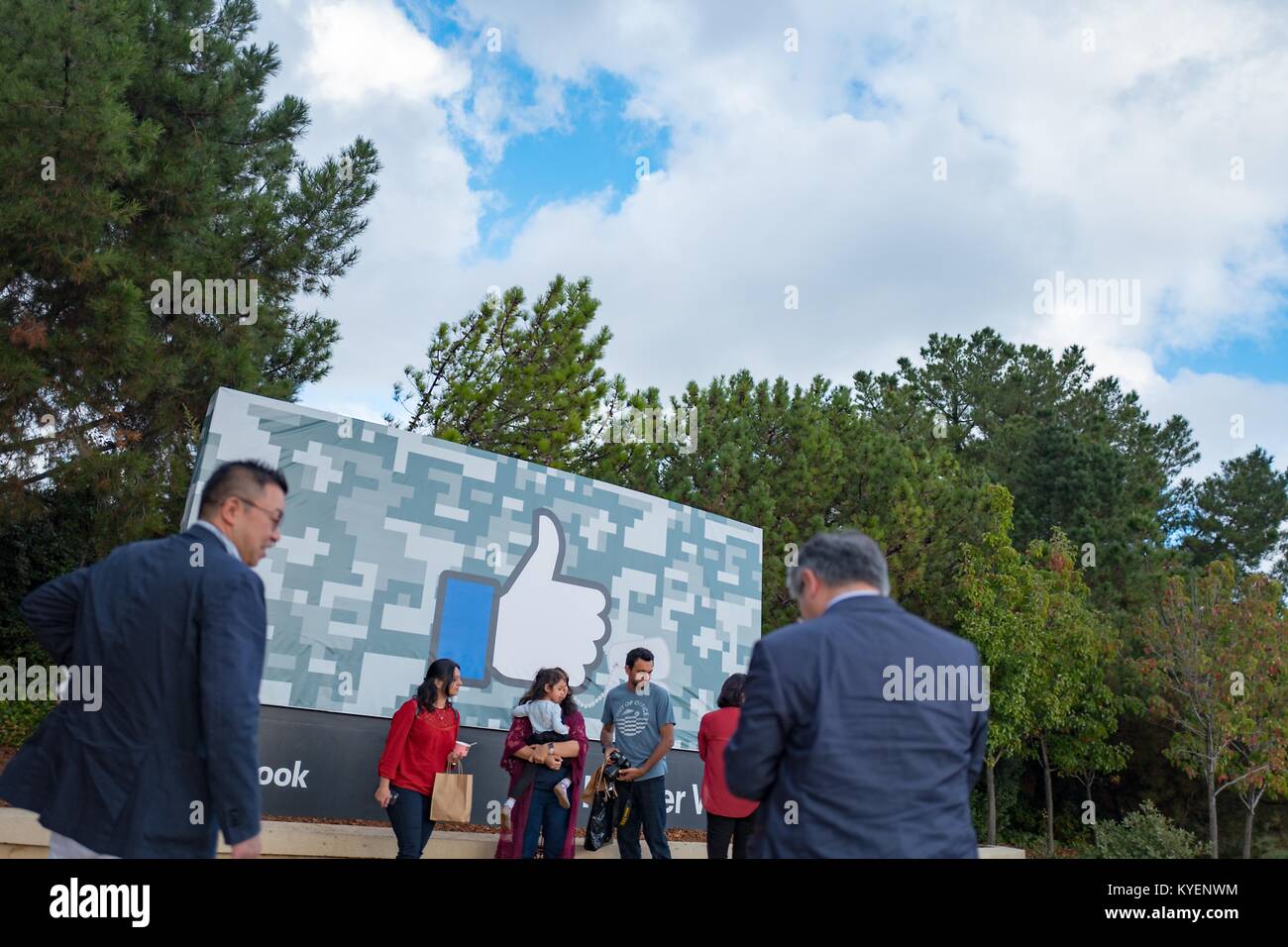 Touristen sammeln und Fotos außerhalb der Zeichen für Facebook im Hauptsitz des sozialen Netzwerks Facebook Unternehmen im Silicon Valley, in Menlo Park, Kalifornien, 10. November 2017. () Stockfoto