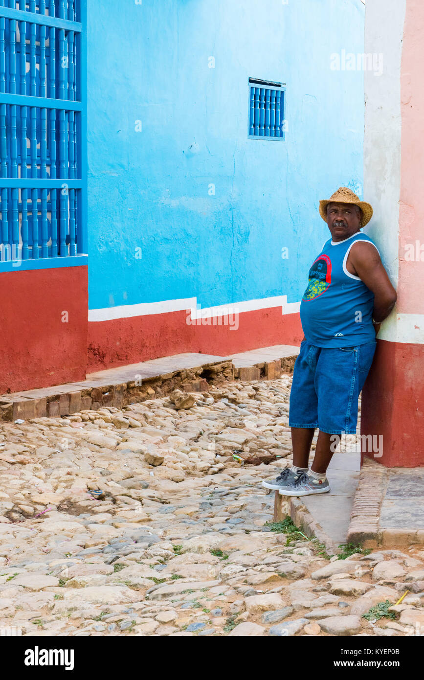 Mann, der an einer Straßenecke steht, Trinidad Kuba Stockfoto