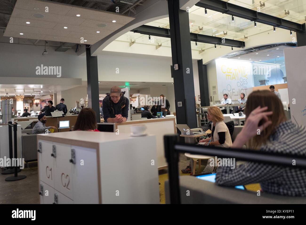 SAP-HanaHaus co-Arbeitsbereich an der Blauen Flasche Coffee Shop im Silicon Valley, Palo Alto, Kalifornien, Teil einer adaptiven wiederverwenden, die die Ehemalige Varsity Theater in ein gehobenes Cafe und HanaHouse co gedreht - Arbeitsbereich, 14. November 2017. () Stockfoto