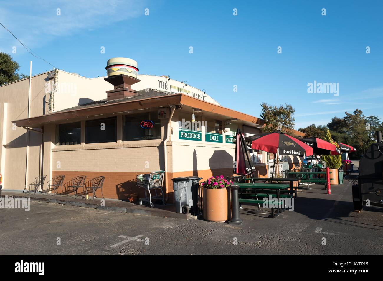 Fassade von Weiden, eine Ikone der lokalen Lebensmittelgeschäft an Middlefield Straße im Silicon Valley, Menlo Park, Kalifornien, 14. November 2017. () Stockfoto