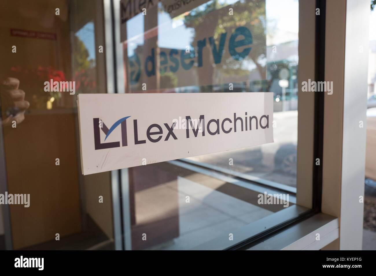 Schild mit Logo in der Zentrale der rechtliche Analysen und maschinelles Lernen unternehmen Lex Machina, eine Division von Lexis Nexis, im Silicon Valley, Menlo Park, Kalifornien, 14. November 2017. () Stockfoto