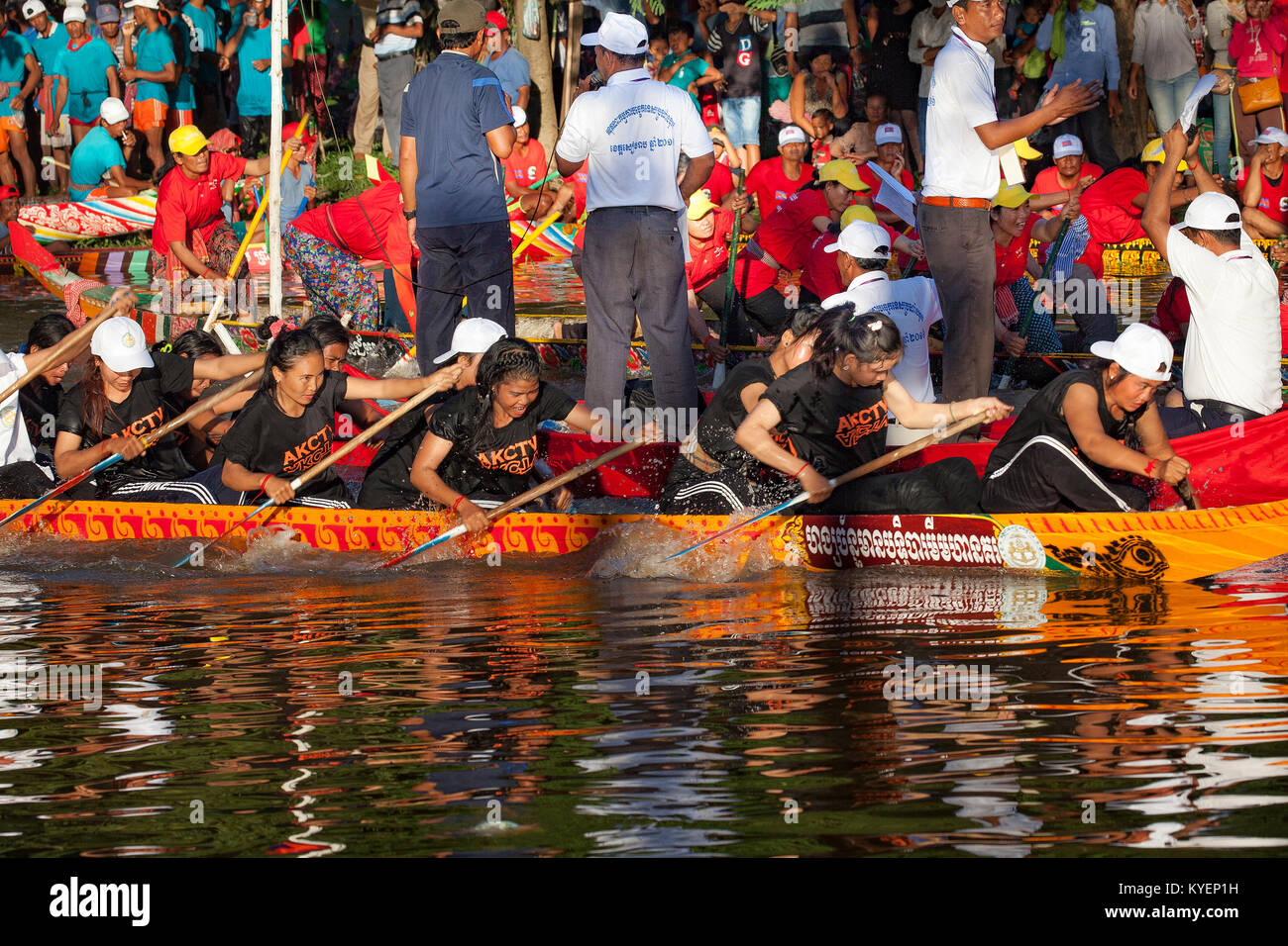 Dragon boat festival Rennen auf dem Wasser Festival, Bon Om Touk, auf dem Tonle Sap Fluss in Siem Reap, Kambodscha. Stockfoto
