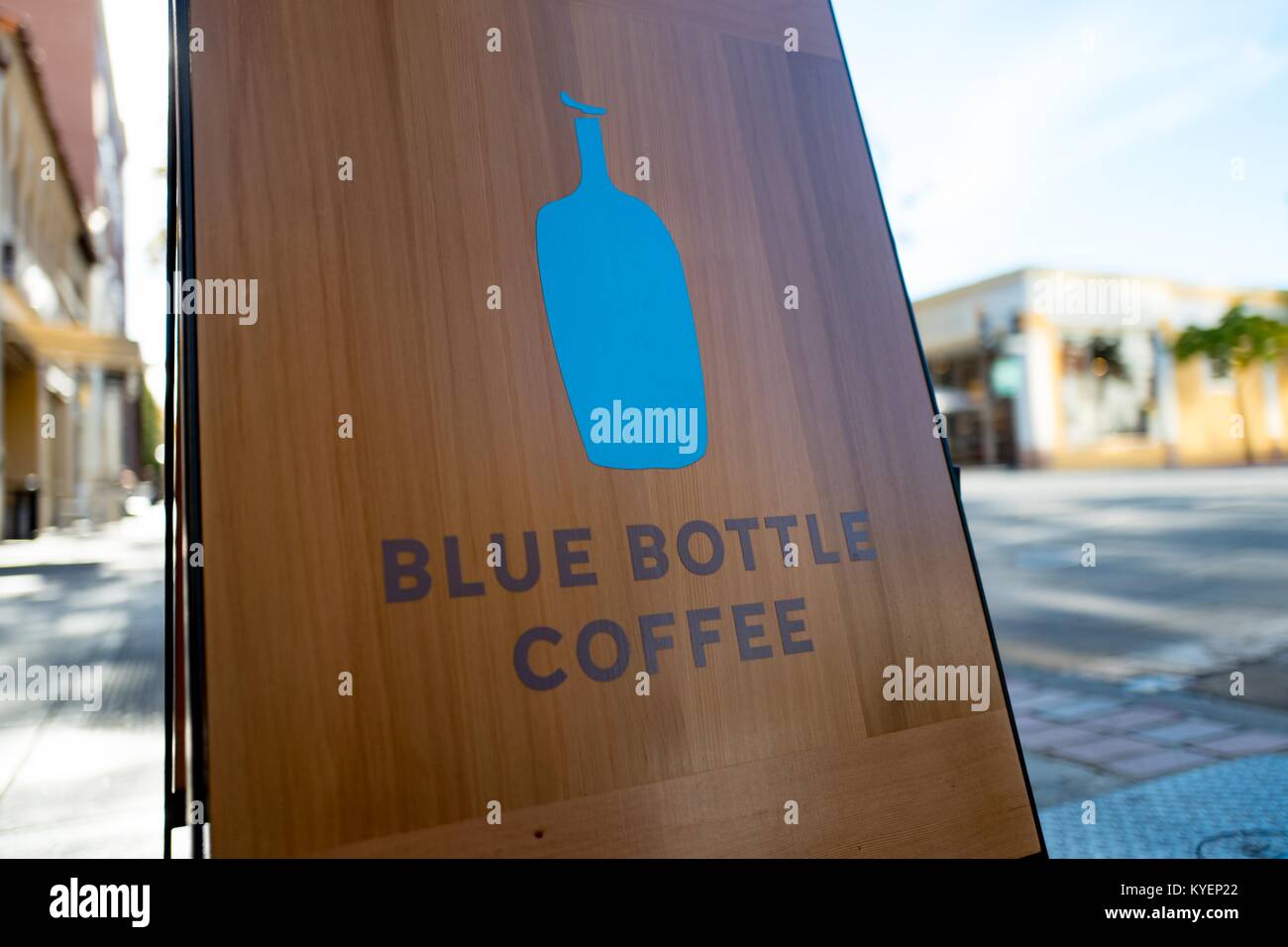 Zeichen für blaue Flasche Kaffee auf die University Avenue, der Hauptstraße der Silicon Valley City in Palo Alto, Kalifornien, 14. November 2017. () Stockfoto