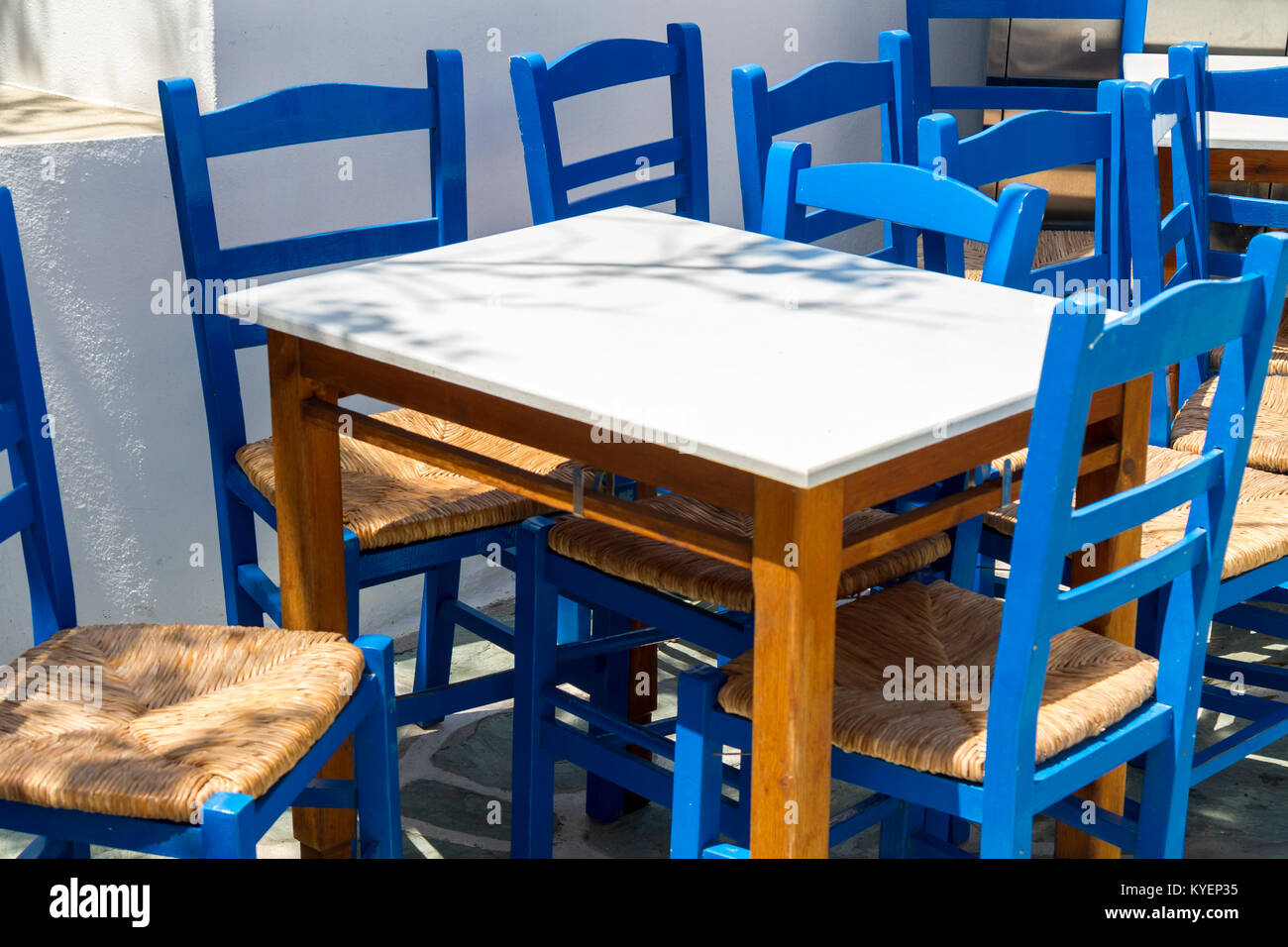 Tische und Stühle auf einer leeren Griechische Terrasse Stockfotografie -  Alamy