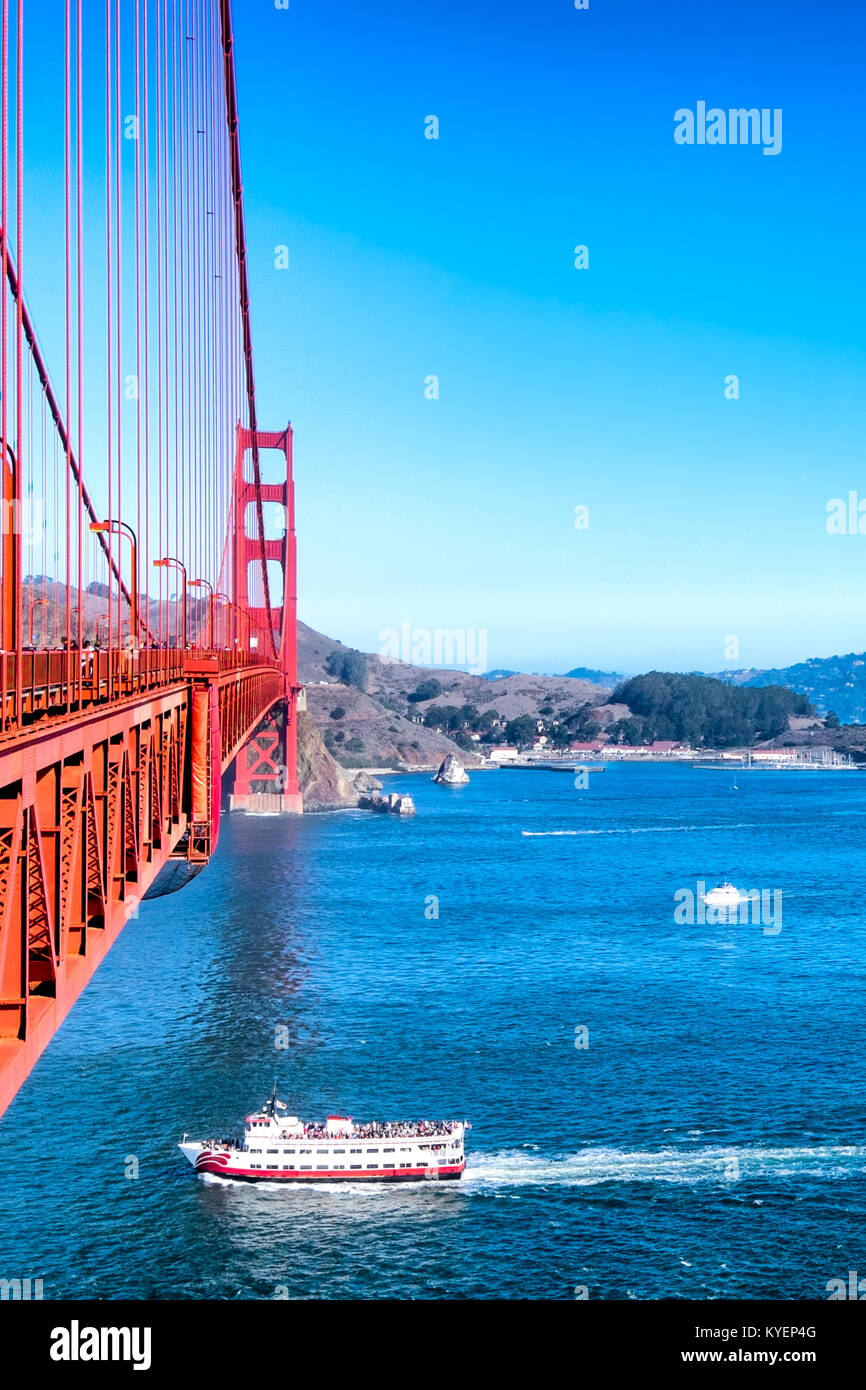 San Francisco Fähre unter der Golden Gate Bridge zu gehen. Luftbild von der Brücke deck. Der strahlend blaue Himmel und Wasser. Kopieren Sie Platz. Vertikale Stockfoto