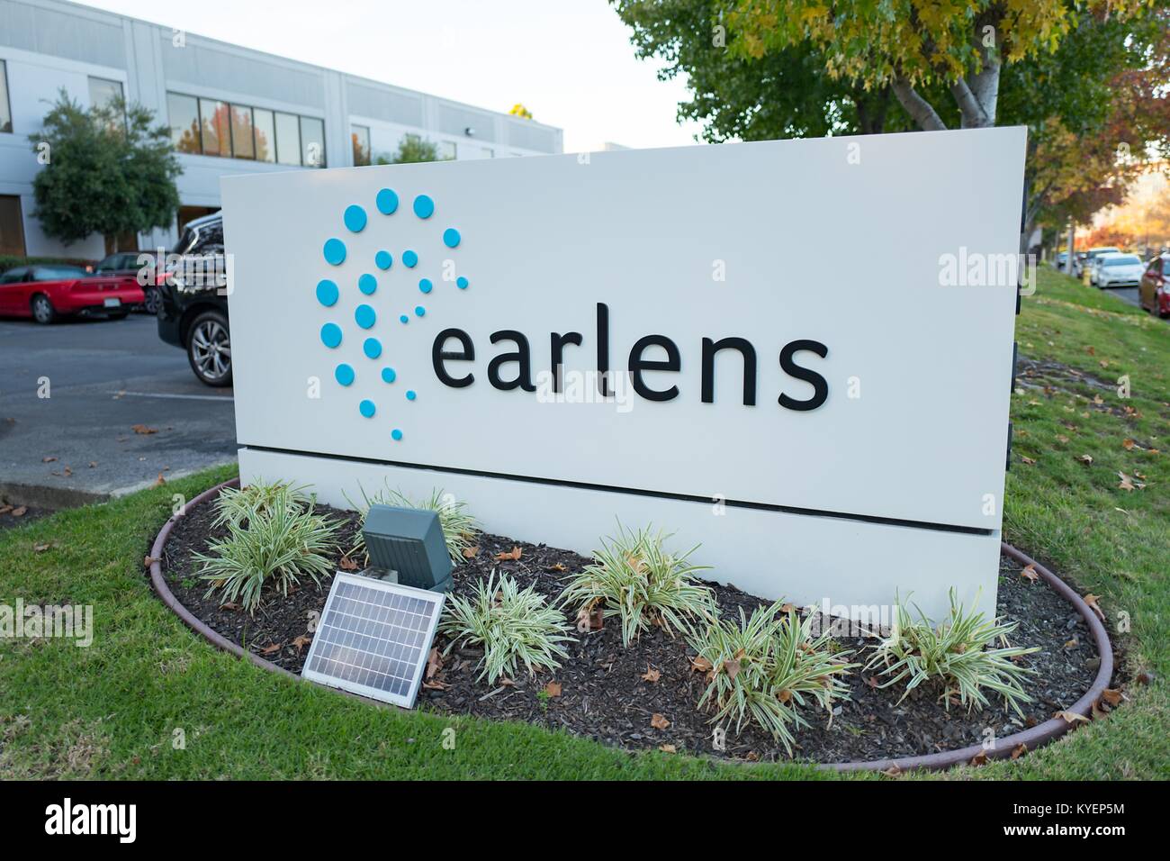Schild mit Logo am Hauptsitz von High-tech-Hörgerät Firma Earlens im Silicon Valley, in Menlo Park, Kalifornien, 14. November 2017. () Stockfoto