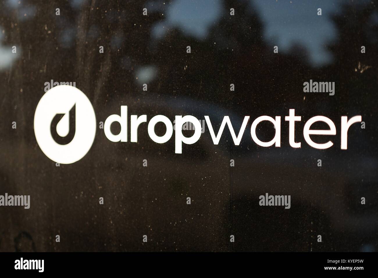 In der Nähe der Zeichen in der Zentrale der frühen Drink startup Dropwater im Silicon Valley, in Menlo Park, Kalifornien, 14. November 2017. () Stockfoto
