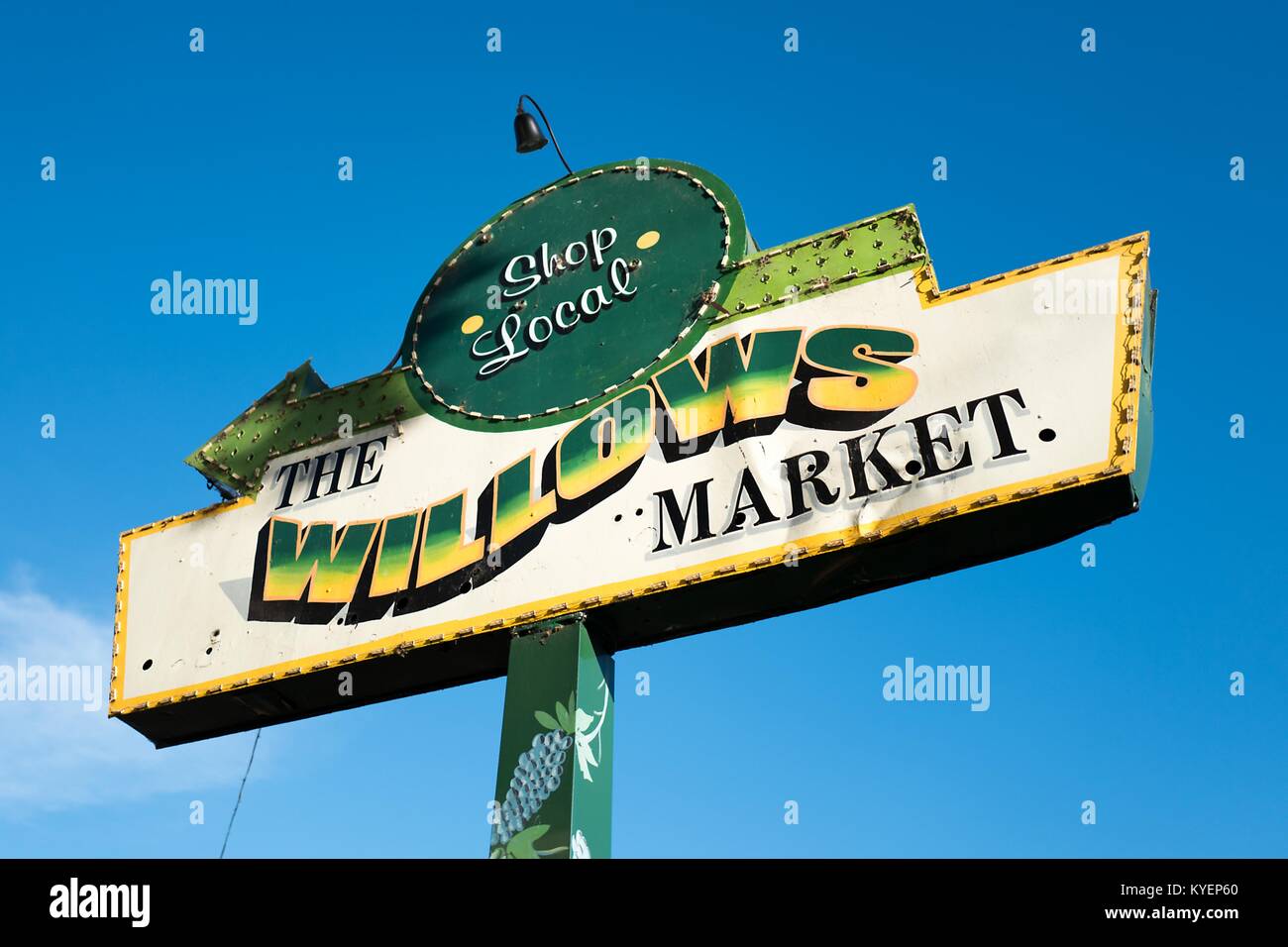 In der Nähe von Zeichen mit Logo für Weiden, eine Ikone der lokalen Lebensmittelgeschäft an Middlefield Straße im Silicon Valley, in Menlo Park, Kalifornien, vor einem strahlend blauen Himmel, 14. November 2017. () Stockfoto