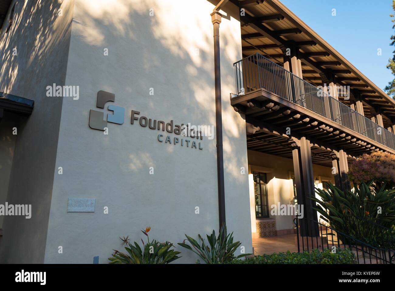 Schild mit Logo an der Fassade der Hauptsitz von Venture Capital Firma Stiftungskapital im Silicon Valley, in Menlo Park, Kalifornien, 14. November 2017. () Stockfoto