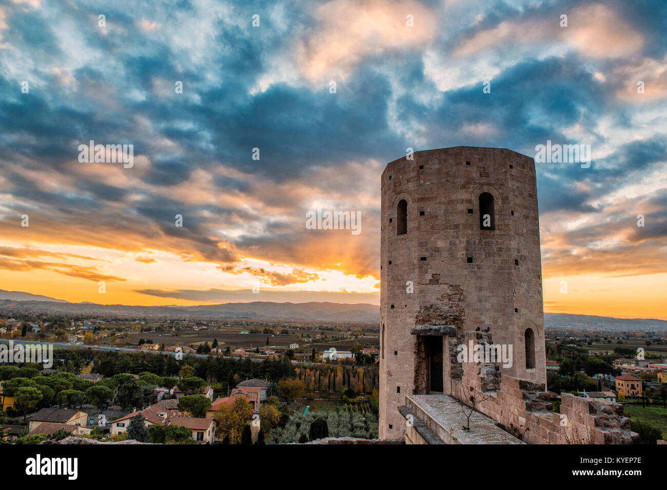 Spello, Perugia, Umbrien. Umbrien das grüne Herz Italiens. Spektakuläres Bild bei Sonnenuntergang auf die imposanten Türme von Minerva, alte Tor der Stadt. Stockfoto