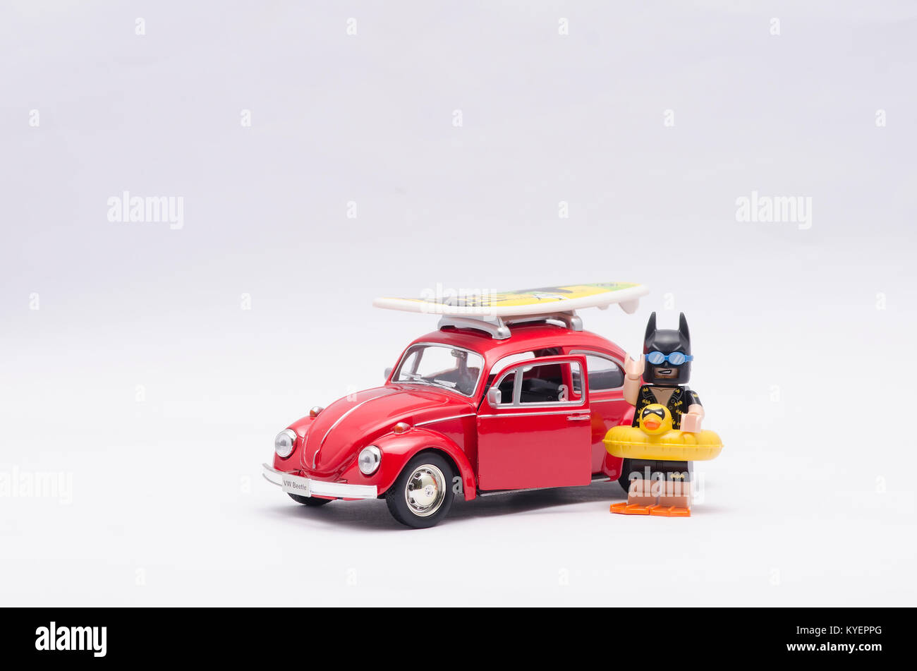 Lego Batman urlaub Urlaub mit volkswagen Auto auf Weiß isoliert. Stockfoto