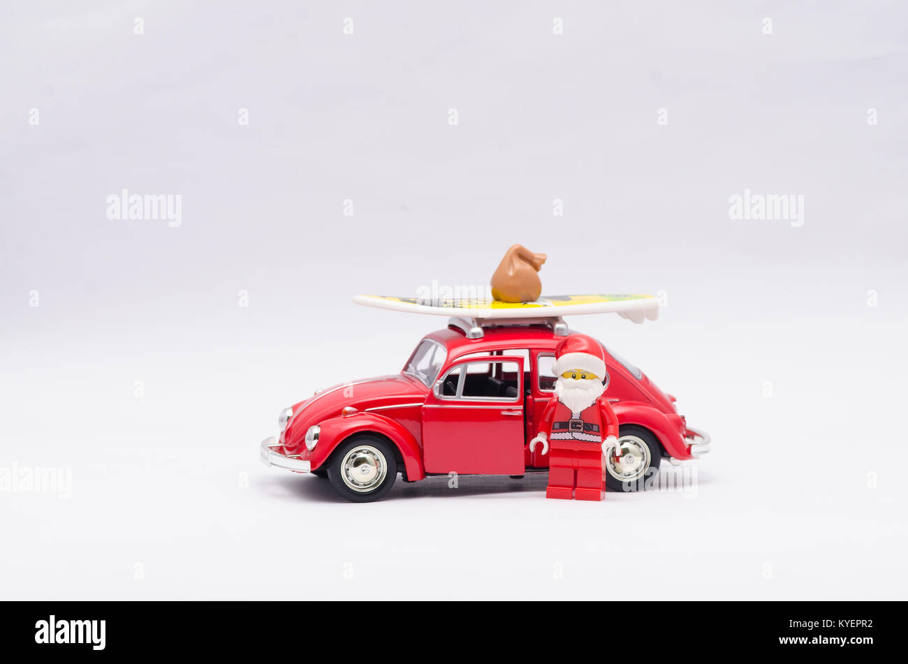 Lego santa claus Minifigur mit Volkswagen Druckguss Auto auf weißem Hintergrund. Stockfoto