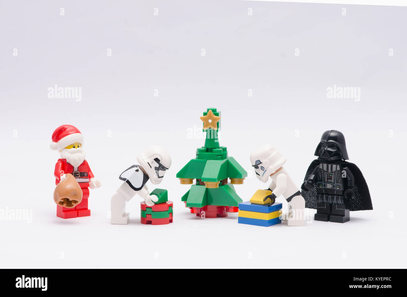 Lego santa claus und Darth Vader, Storm Trooper Weihnachtsbaum schmücken  Stockfotografie - Alamy