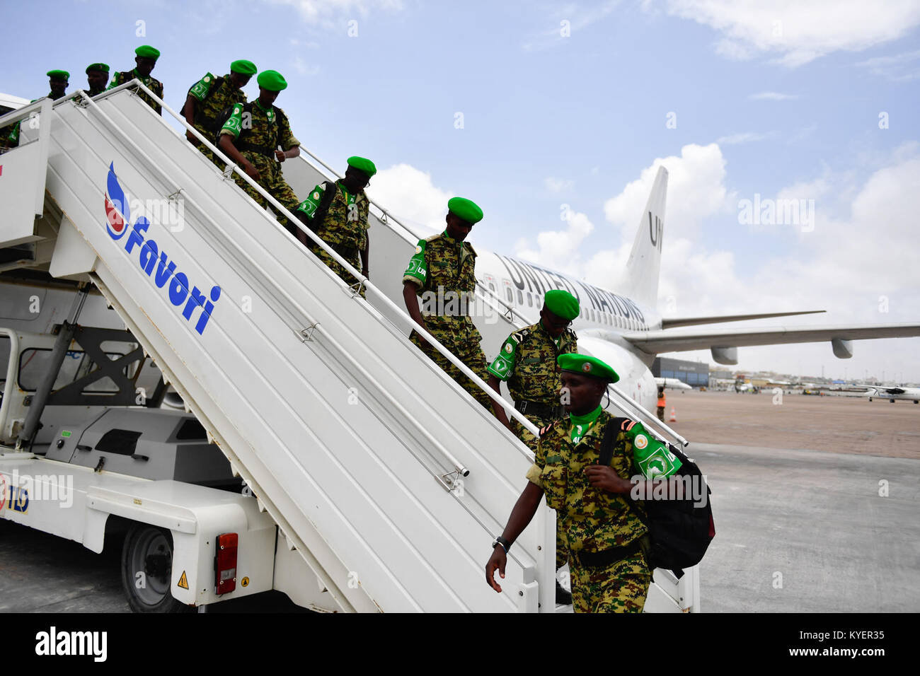 Burundische Truppen, die neu nach Mogadischu entsandt wurden, treffen am 20. August 2017 ein, um der Friedensmission der Afrikanischen Union in Somalia (AMISOM) beizutreten. Stockfoto