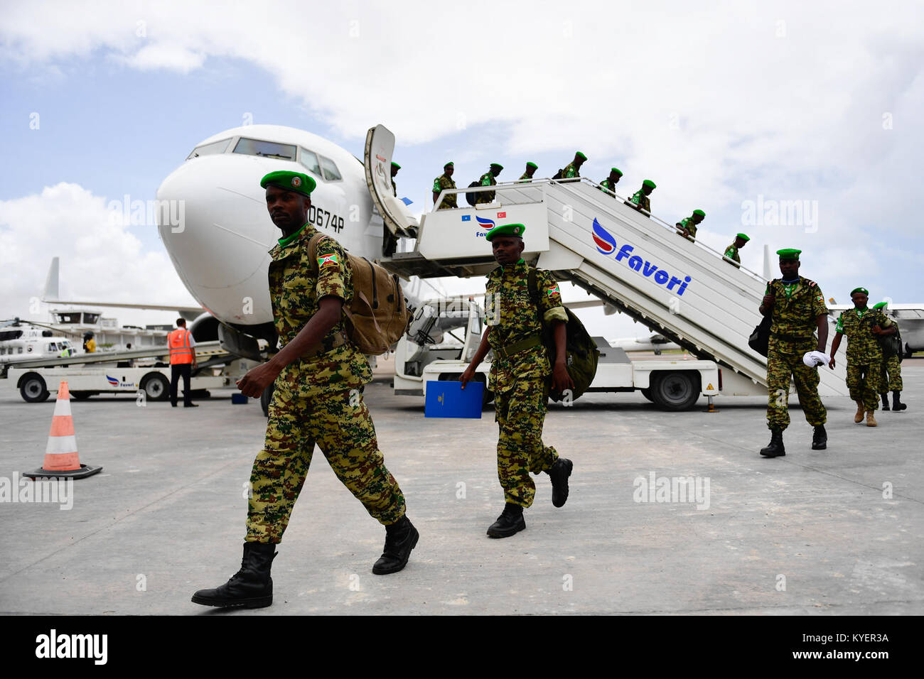 Dieses Bild zeigt burundische Truppen, die im Rahmen der Mission der Afrikanischen Union in Somalia (AMISOM) in Mogadischu ankommen. Die Truppen werden eingesetzt, um Friedenssicherungseinsätze zur Stabilisierung Somalias zu unterstützen. Stockfoto