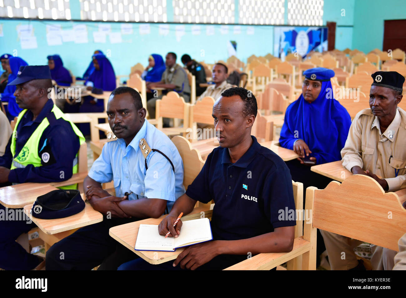 Somalische Polizeibeamte nehmen am 22. August 2017 an einer Grundschulung zur Bekämpfung von Aufständen in Mogadischu Teil, die von der Polizeikomponente der Afrikanischen Union in Somalia (AMISOM) unterstützt wird. Stockfoto