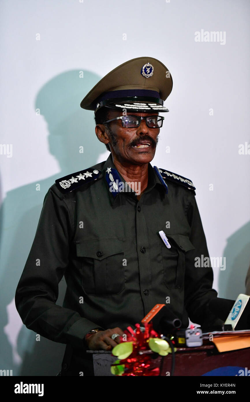 Brigadegeneral Abdulrashid Adan Heersi, Kommandant der General Kaahiye Police Academy, sprach bei einer Zeremonie zum Abschluss der Kurse zum Schutz von Frauen und Kindern und zur Bekämpfung von Aufständen in Mogadischu, Somalia, im August 2017. Stockfoto