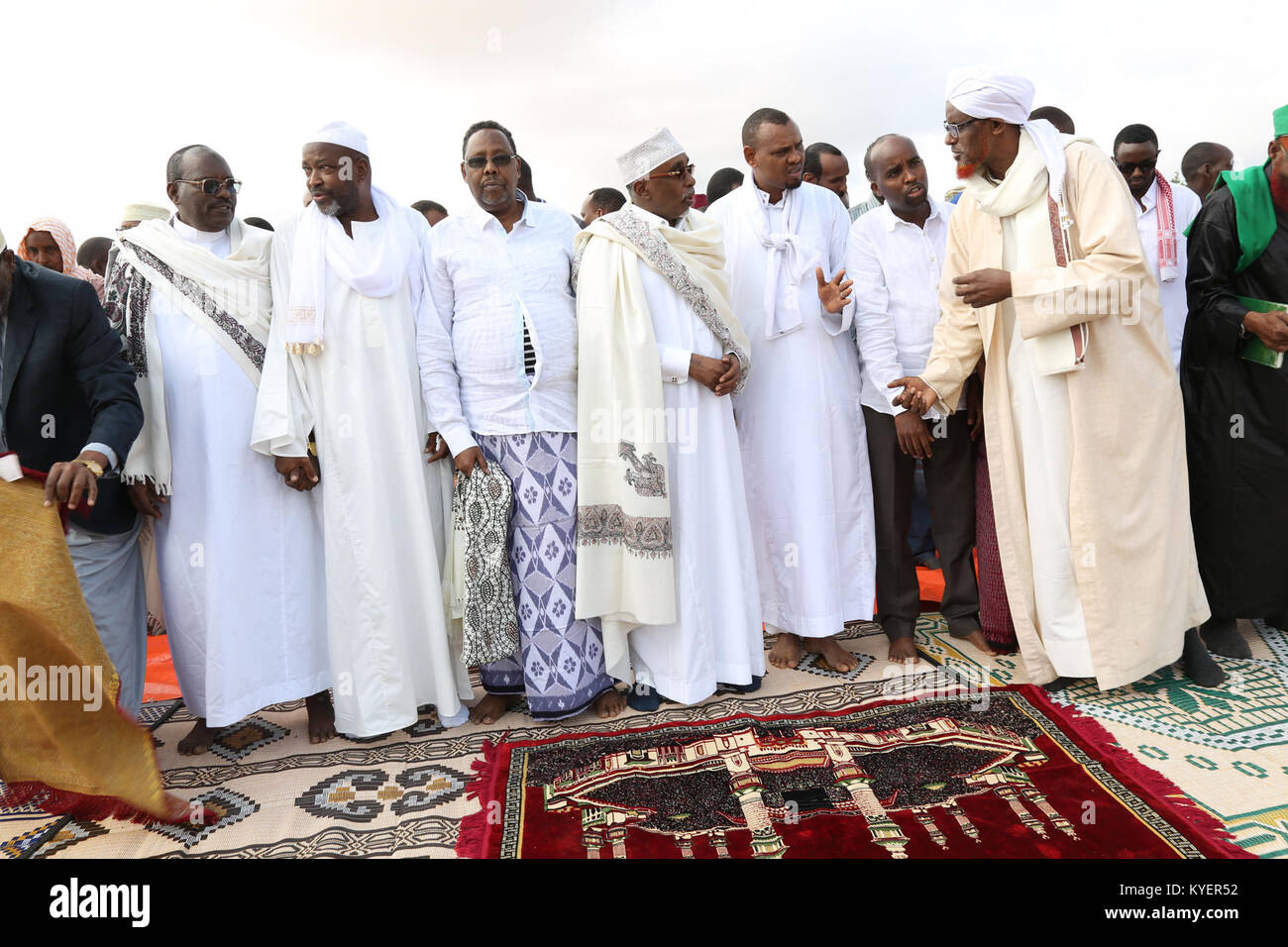 Sharif Hassan Sheikh Adan, Präsident der Südwestverwaltung, nimmt am 1. September 2017 mit anderen Gläubigen in Baidoa, Somalia, an Eid-Al-Adha-Gebeten Teil. Stockfoto
