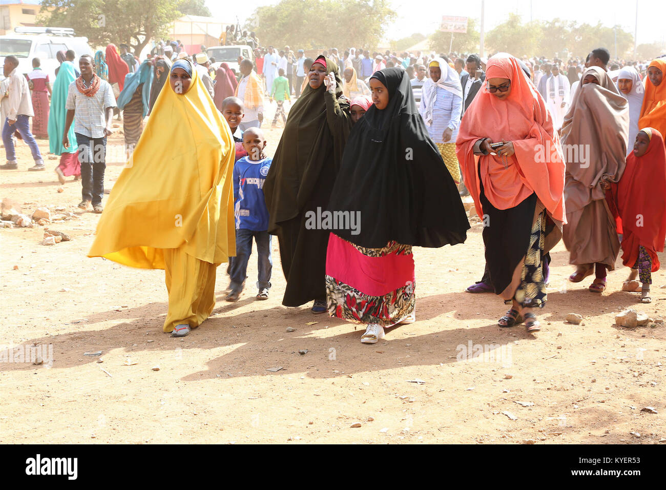 Bewohner von Baidoa, Somalia, verlassen das Stadion, nachdem sie am 1. September 2017 Eid al-Adha-Gebete besucht haben. Das von AMISOM aufgenommene Bild spiegelt die Bedeutung dieses religiösen Ereignisses im kulturellen Leben der Gemeinde wider. Stockfoto