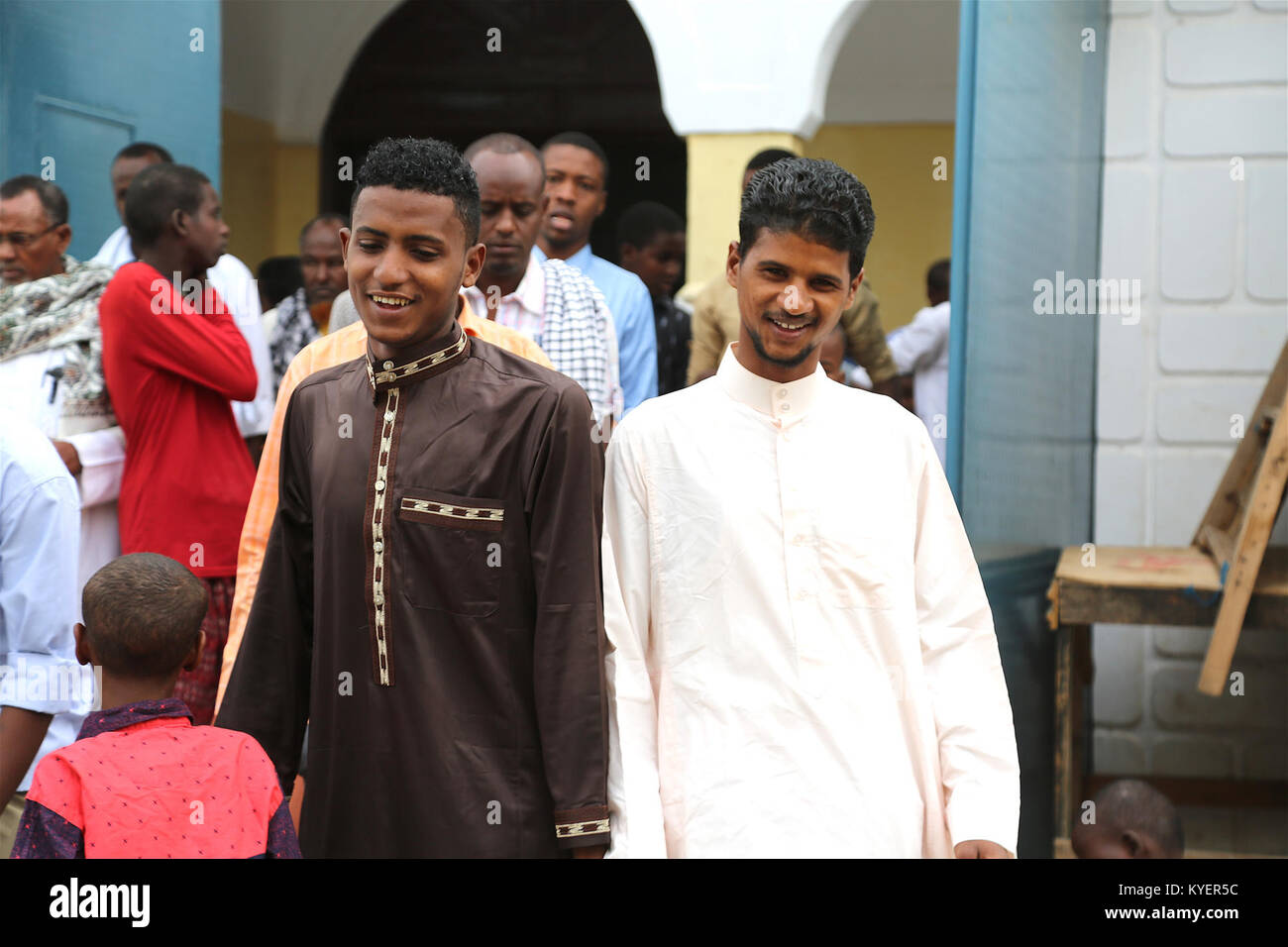 Ein Foto, auf dem Gläubige eine Moschee in Beletweyne, Somalia, verlassen, nachdem sie am 1. September 2017 an Eid-Al-Adha-Gebeten teilgenommen hatten. Das Bild fängt die kulturelle und religiöse Bedeutung dieses Ereignisses während des muslimischen Feiertags ein. Stockfoto