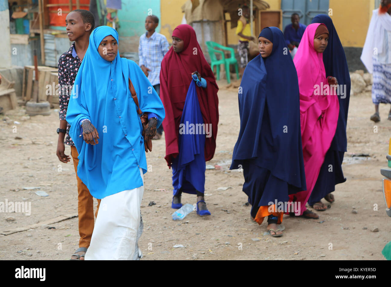 Nach dem Ende der Eid-Al-Adha-Gebete am 1. September 2017 werden Gläubige gesehen, die eine Moschee in Beletweyne, Somalia, verlassen. Das Bild fängt einen kulturellen und religiösen Moment während dieses bedeutenden islamischen Festivals ein. Stockfoto
