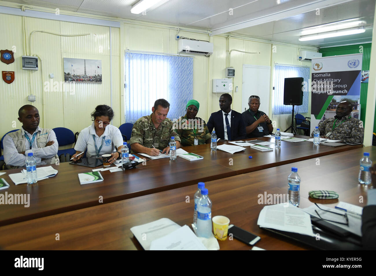 Teilnehmer der Vereinten Nationen und der Mission der Afrikanischen Union in Somalia (AMISOM) nehmen am 7. September 2017 an einer Sitzung der zivil-militärischen Arbeitsgruppe in Mogadischu, Somalia, Teil. Stockfoto