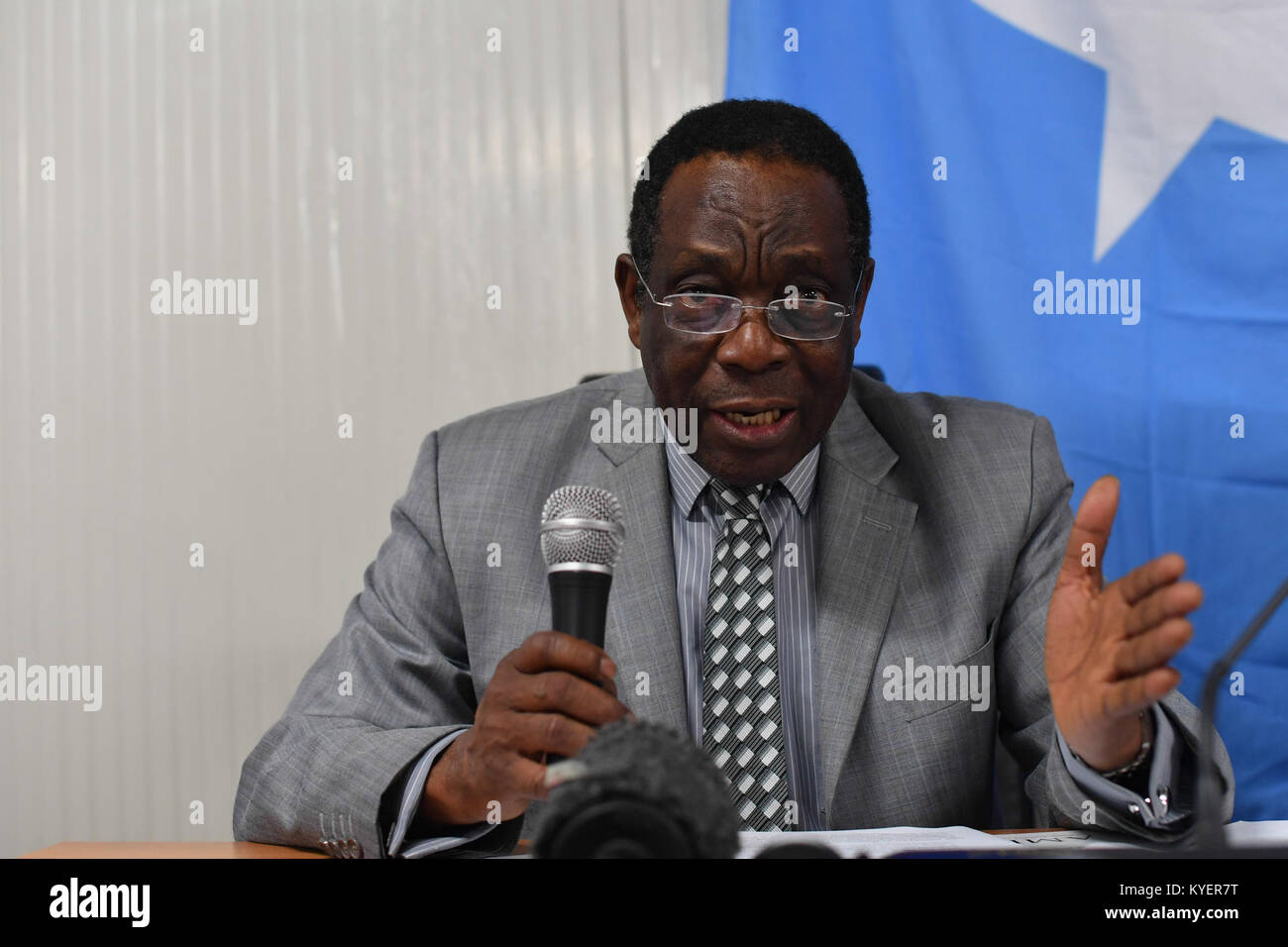 Botschafter Francisco Madeira, Sonderbeauftragter des Vorsitzenden der Kommission der Afrikanischen Union, spricht während des AMISOM-Kurses für Ausbilder in Mogadischu an die somalischen Sicherheitsbeauftragten, wobei der Schwerpunkt auf der Verhinderung der Rekrutierung von Kindersoldaten liegt. Stockfoto