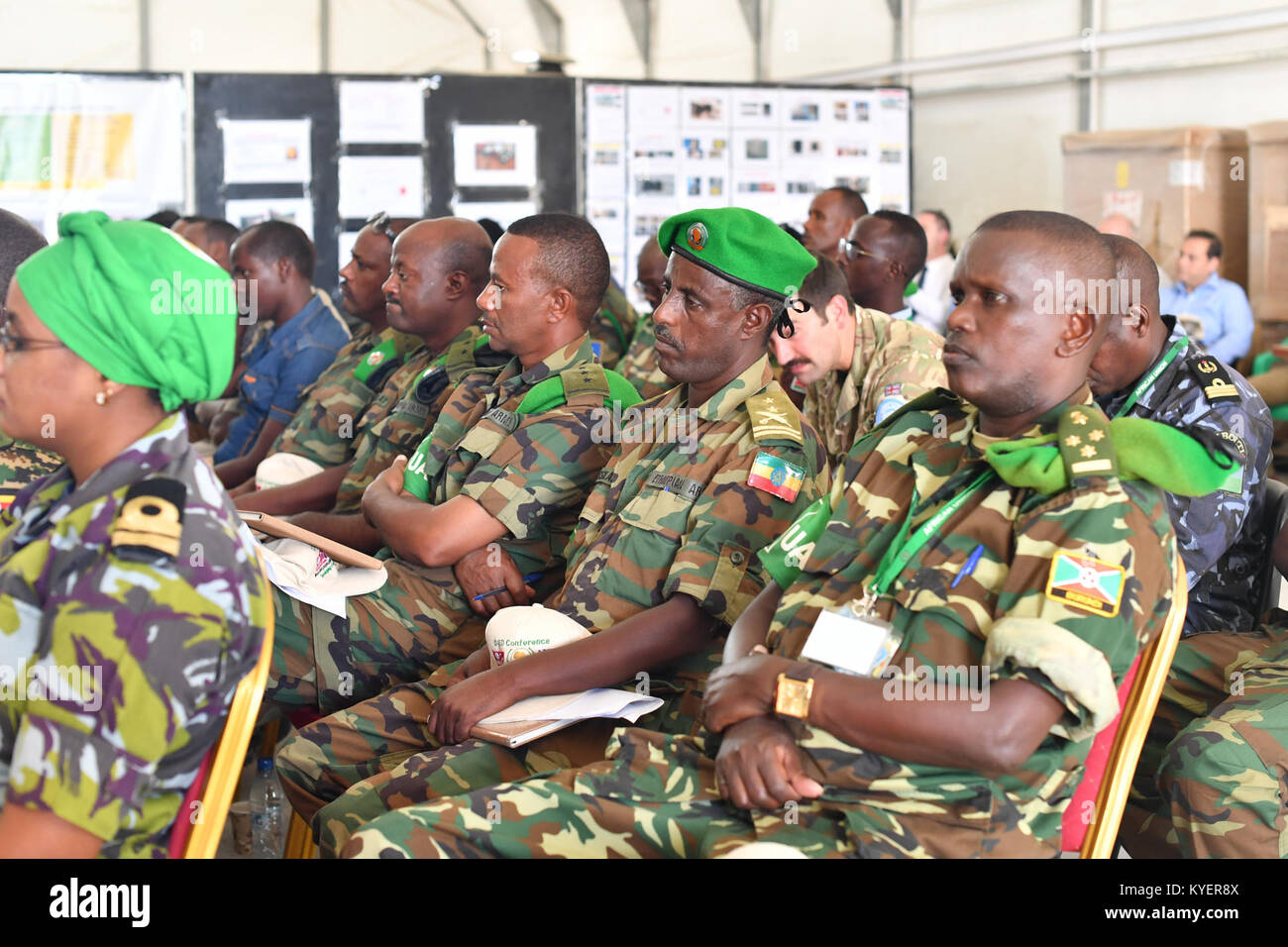 Beamte der Mission der Afrikanischen Union in Somalia (AMISOM) nehmen am 25. September 2017 an einem Seminar in Mogadischu Teil, das sich mit der Bekämpfung improvisierter Sprengkörper (IEDs) befasst. Stockfoto