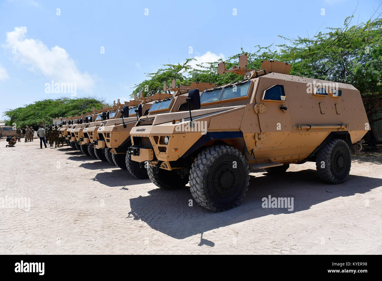 Ein Teil der Fahrzeuge an die AMISOM ugandischen Kontingent von den Usa gespendet, als Teil der Unterstützung im Kampf gegen den Terrorismus in Somalia. Die Fahrzeuge wurden auf 25/Sep/2017 übergeben, in Mogadischu, Somalia. Die AMISOM Foto/Allan Atulinda Stockfoto