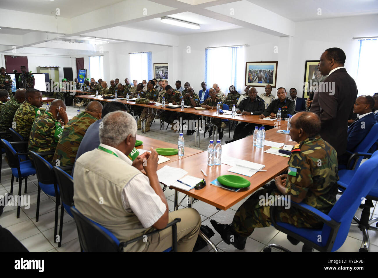 Botschafter Francisco Madeira, der die Kommission der Afrikanischen Union vertritt, spricht 2017 bei der Eröffnung einer Konferenz in Mogadischu, Somalia. Im Mittelpunkt der Konferenz standen Fragen im Zusammenhang mit der AMISOM und der Bundesregierung Somalias. Stockfoto