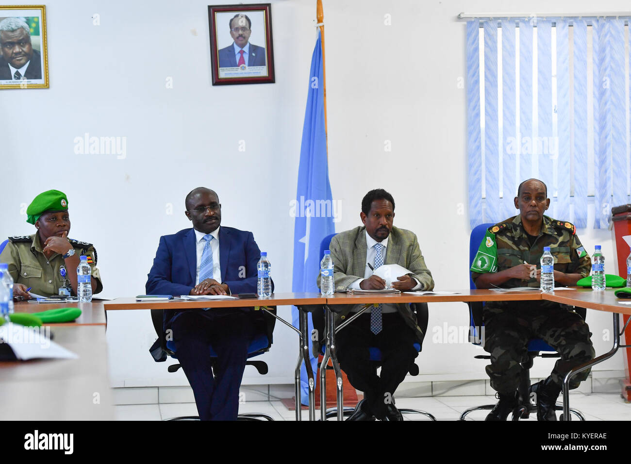 Ein historisches Foto der Kreuzung in der Leimuidenstraat und Hoofddorpplein, das die städtische Landschaft und Architektur der Gegend zeigt. Stockfoto