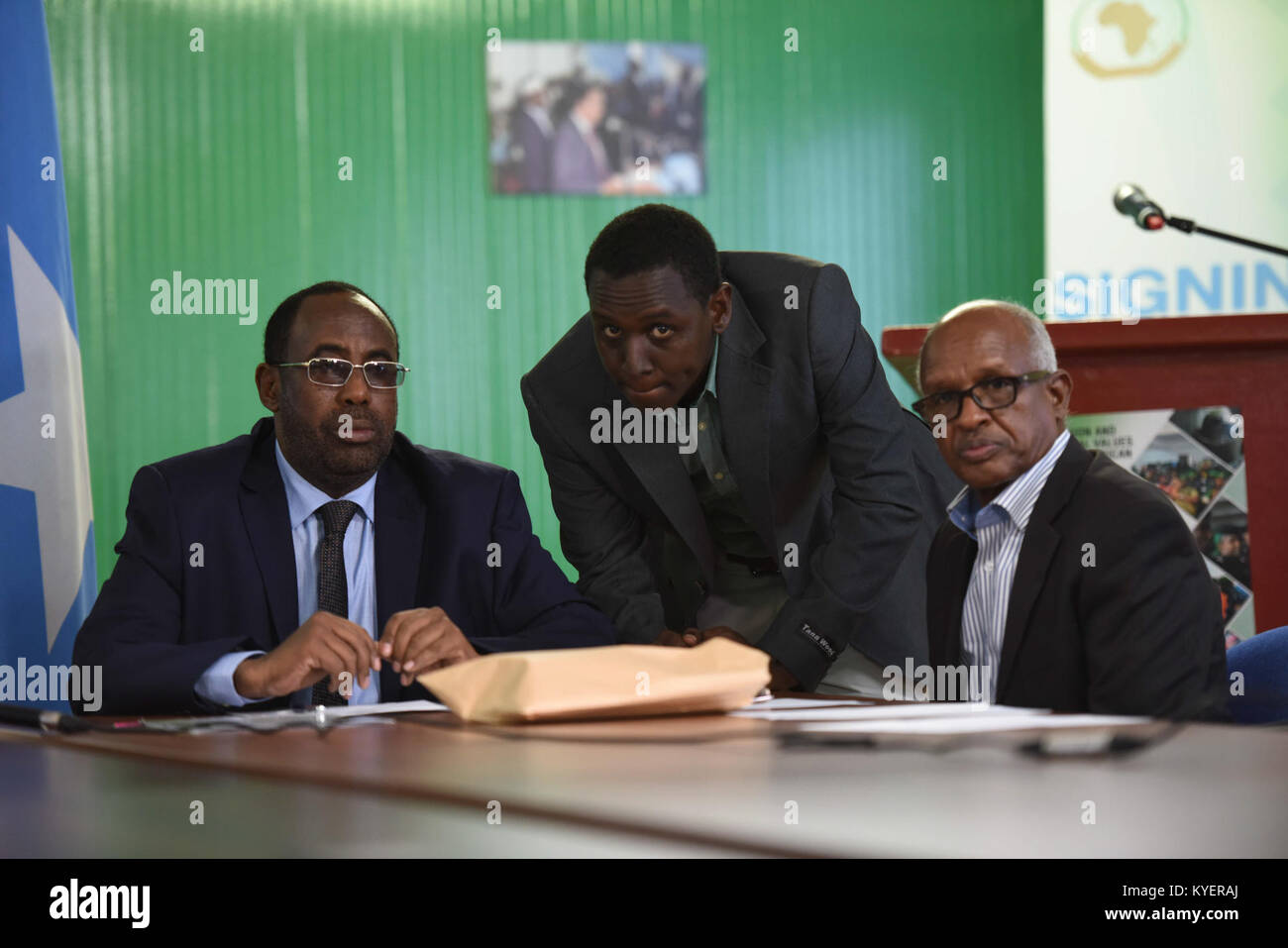 Mitglieder der Regierung Hirshabelle unterzeichneten am 18. Juli 2017 einen Pachtvertrag mit AMISOM im Hauptquartier der Afrikanischen Union in Mogadischu. Stockfoto
