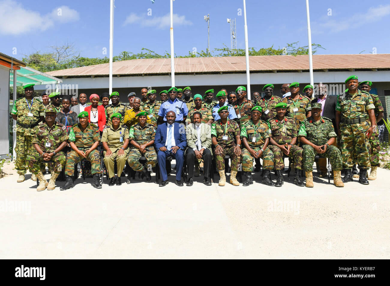 Gruppenfoto von Simon Mulongo, Stellvertretender Sonderbeauftragter der Kommission der Afrikanischen Union, und Abdirahman Omar Osman, Somalias Informationsminister, bei der AMISOM Strategic Communications Masterclass am 3. Oktober 2017 in Mogadischu. Stockfoto