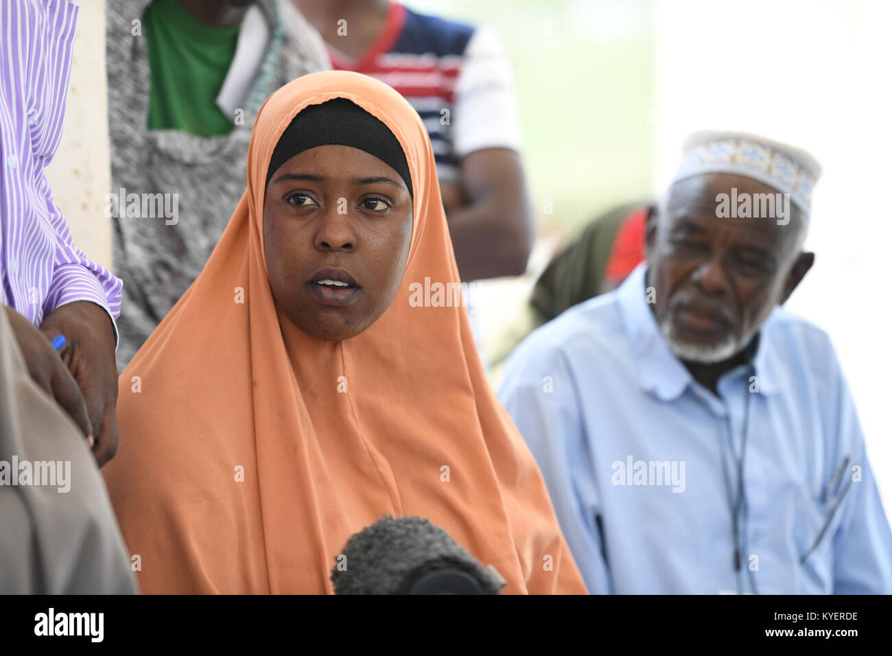 Bewohner in der Nähe der Basis der Afrikanischen Union in Mogadischu, die an einer Zeremonie zur Einweihung einer neuen sanitären Einrichtung teilnahmen, die den Lebensstandard mit einer vierteiligen Grubenlatrine verbessern soll. Stockfoto